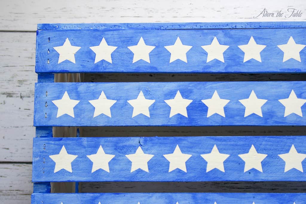 Blue-crate-with-stars-closeup