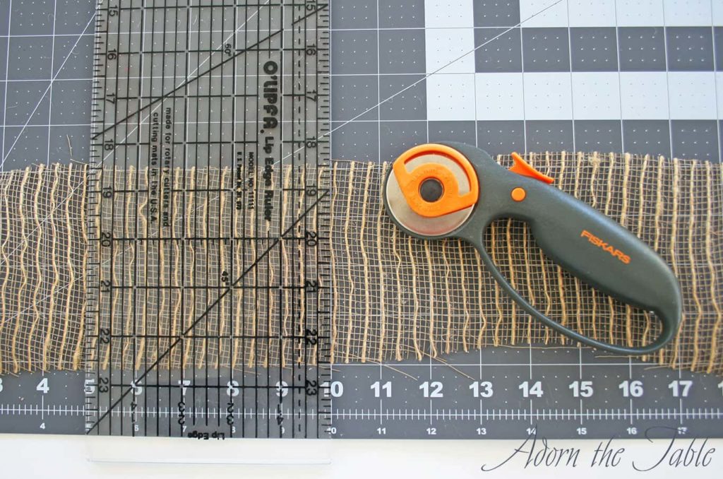 Jute mesh, cutting mat, and rotary cutter