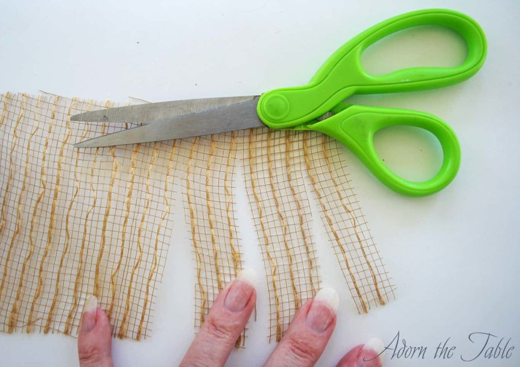 Jute mesh with scissors, cut at intervals