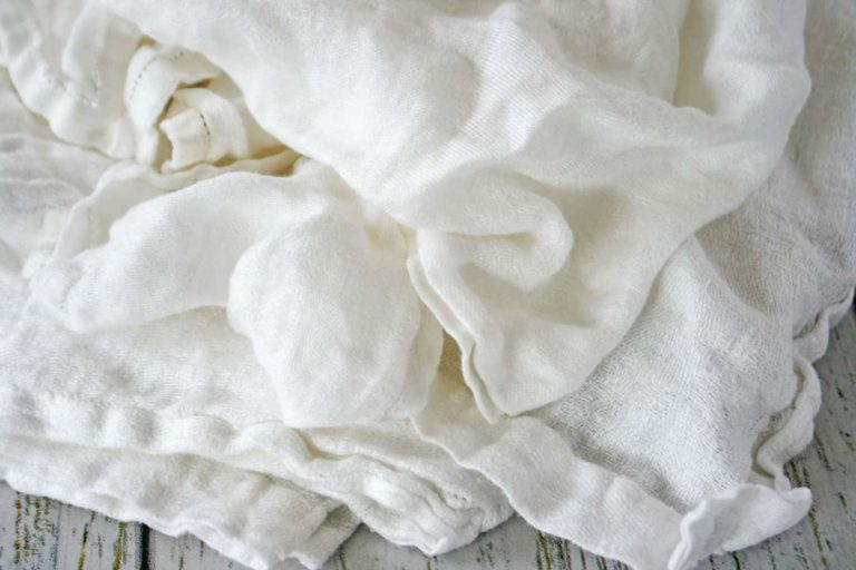 The Best Ways to Remove Wrinkles from Tablecloths