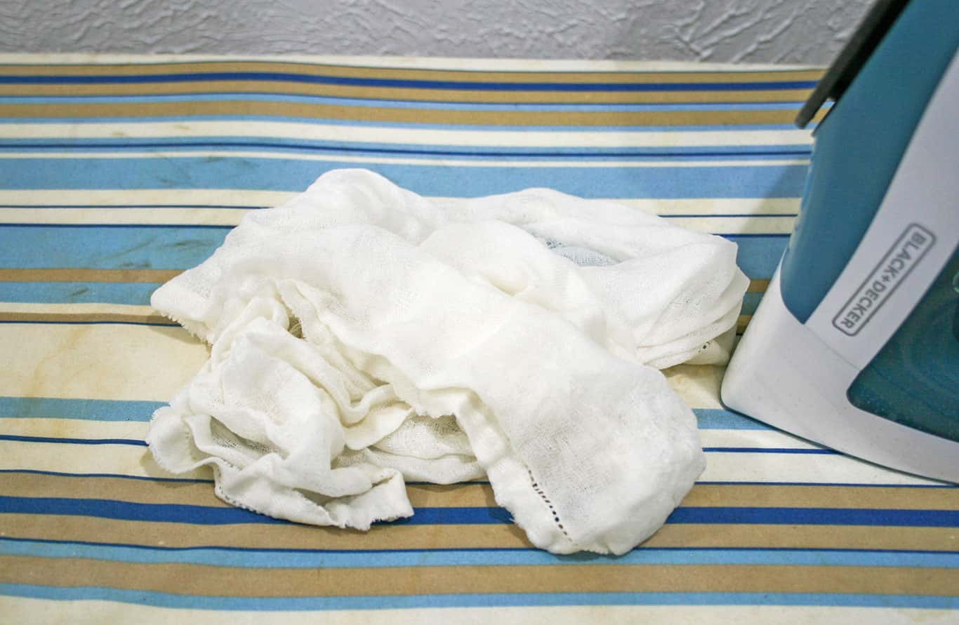 The Best Ways to Remove Wrinkles from Tablecloths Adorn the Table