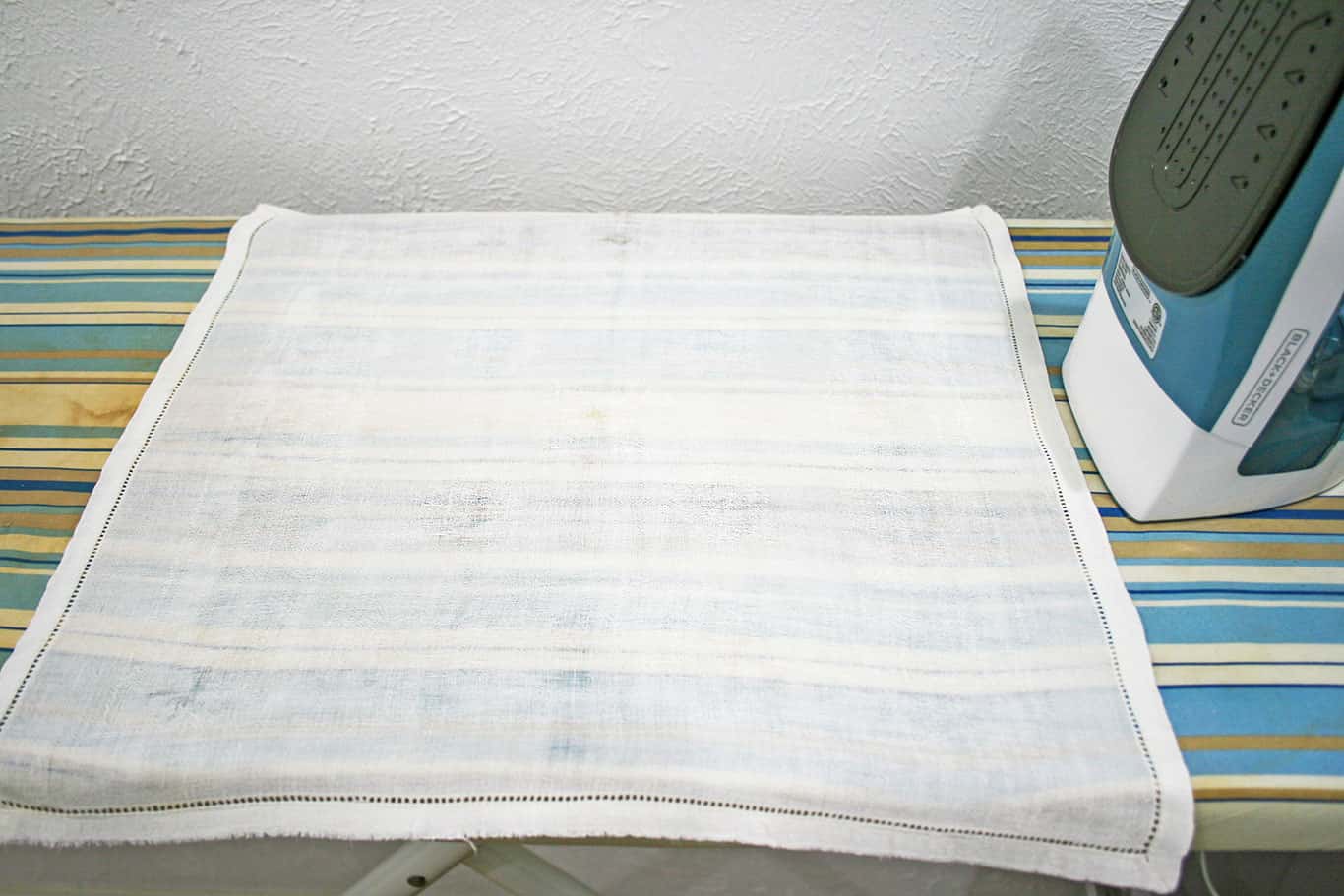 The Best Ways to Remove Wrinkles from Tablecloths Adorn the Table