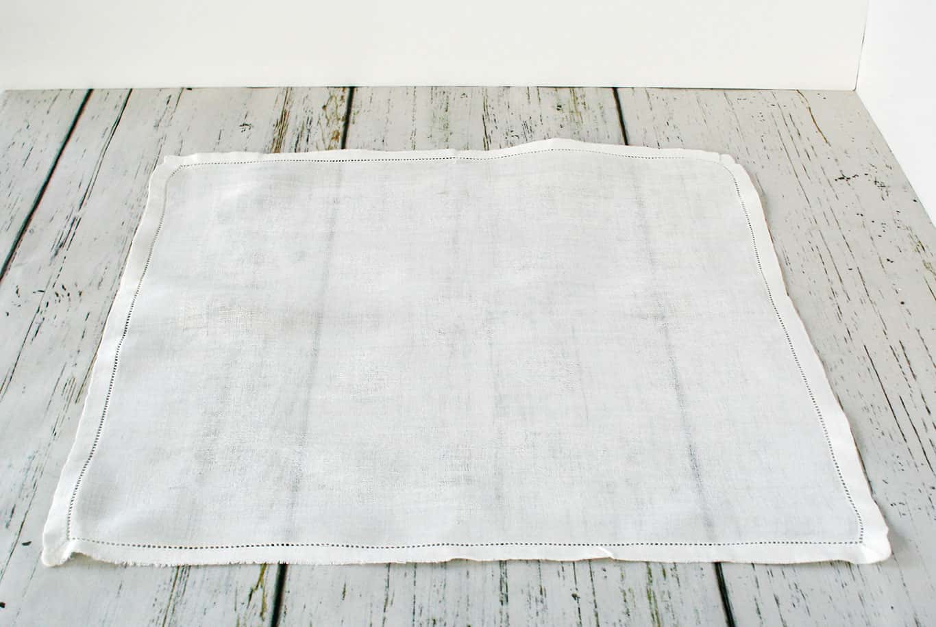 The Best Ways to Remove Wrinkles from Tablecloths Adorn the Table