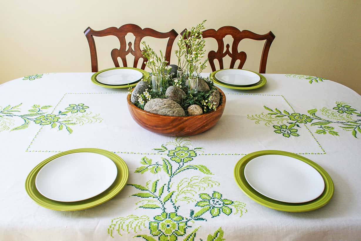 White plates on green plates
