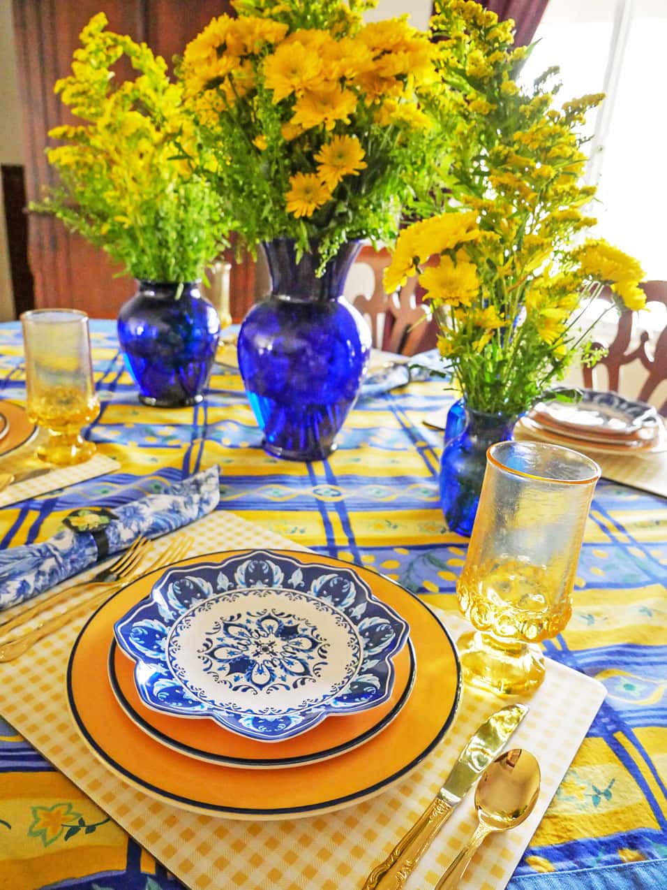 Printed plate on Blue and yellow tablescape for Spring 
