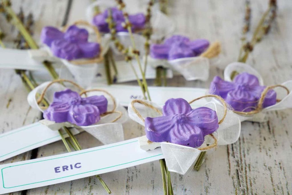 Easy DIY flower place card holders cover