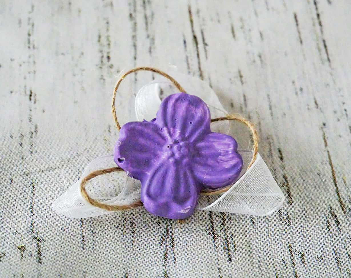 Easy DIY Flower Place Card Holders Adorn the Table