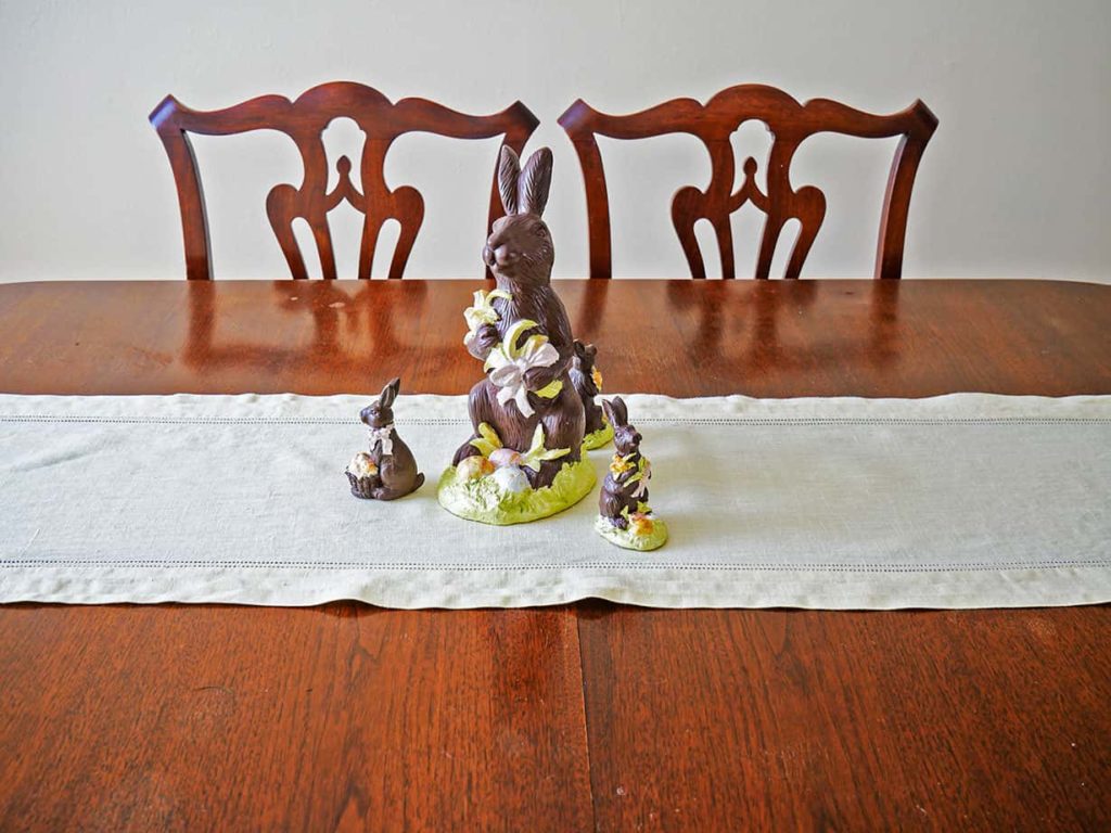 Bunnies in center of easy diy Easter table centerpiece