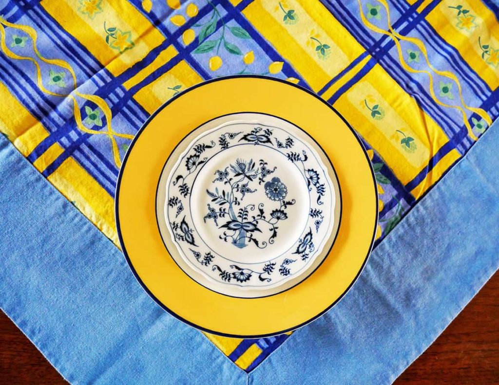 How to Mix Colors & Patterns on a Table with blue and yellow