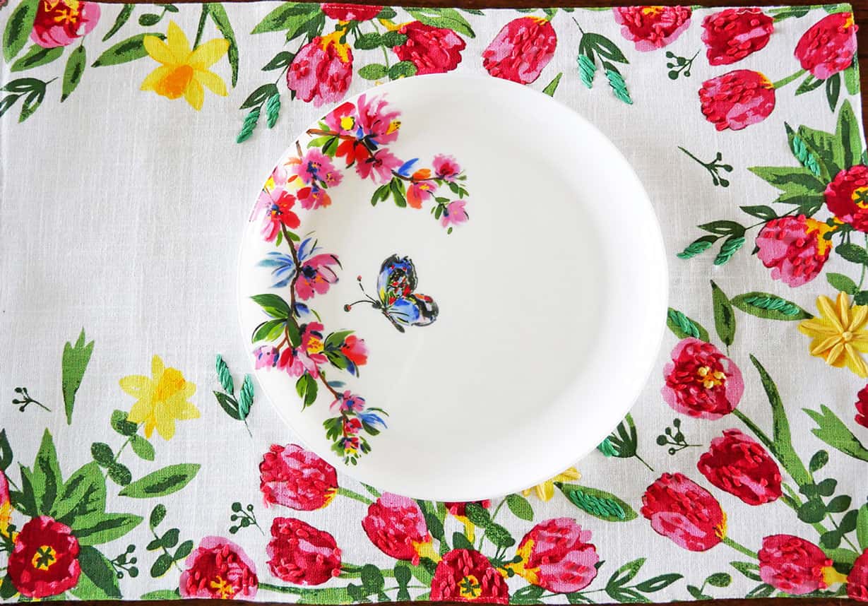 How to Mix Colors & Patterns on a Table Adorn the Table