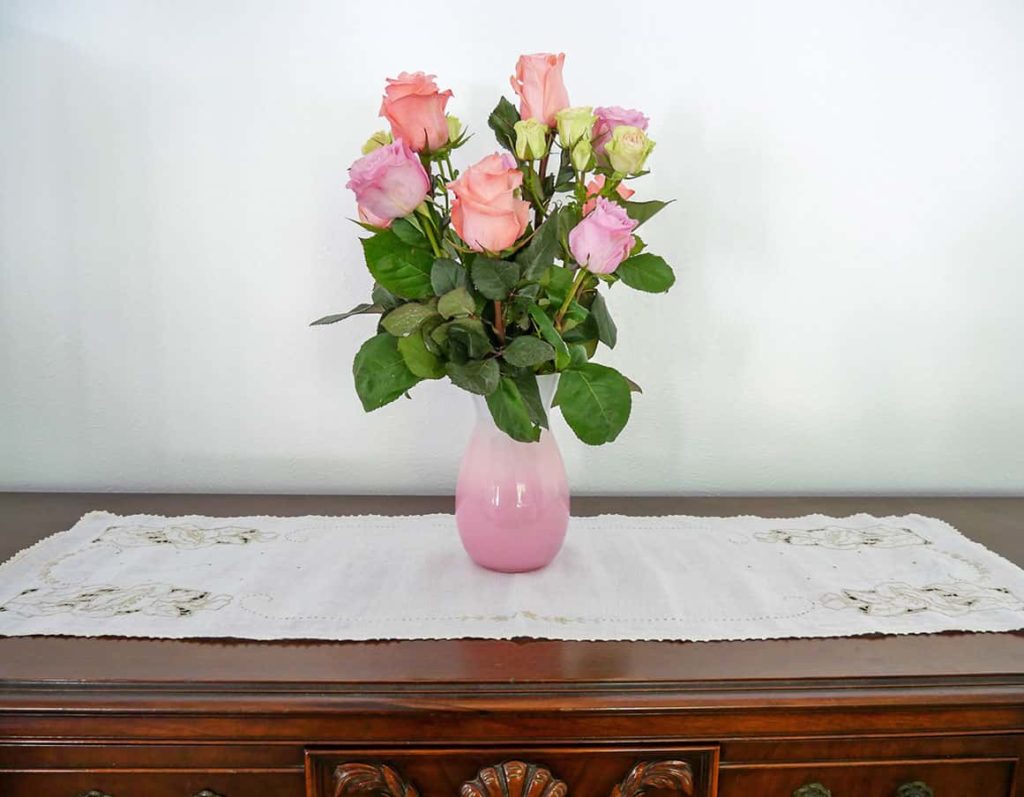 Tricks to make cut flowers last longer. Roses in pink vase