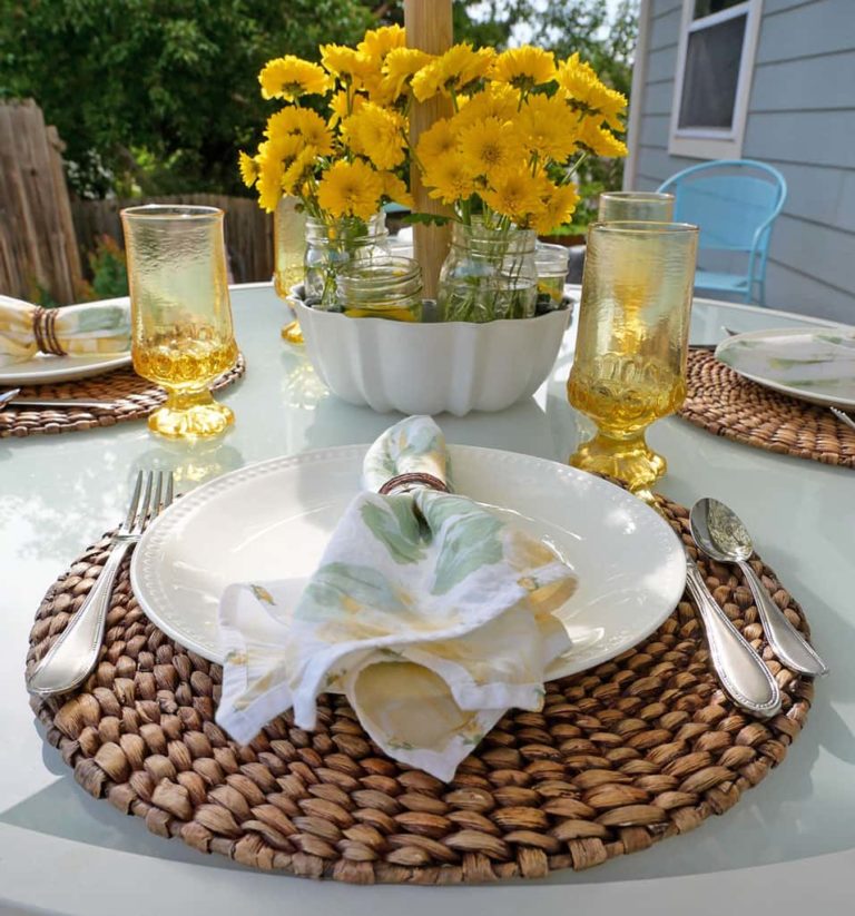 Setting a Simple Summer Outdoor Tablescape: Yellow & White