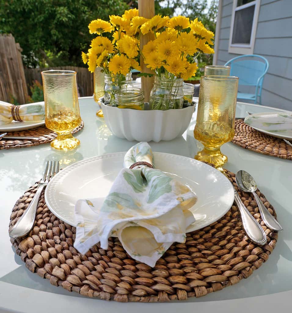 Setting a simple Summer outdoor tablescape
