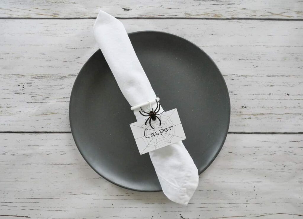 DIY Spider napkin rings with place card