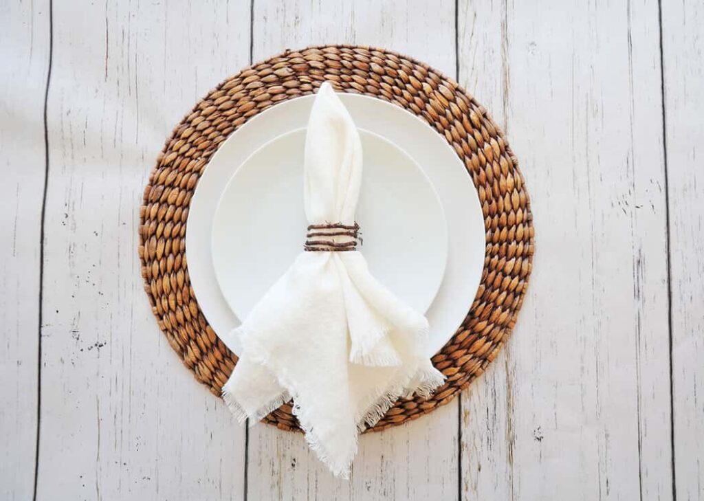 Neutral place setting using a white plate