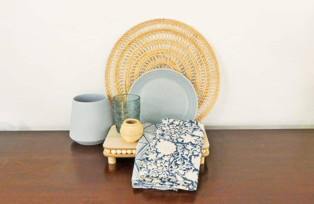 Tabletop trends for spring with blue and straw colors