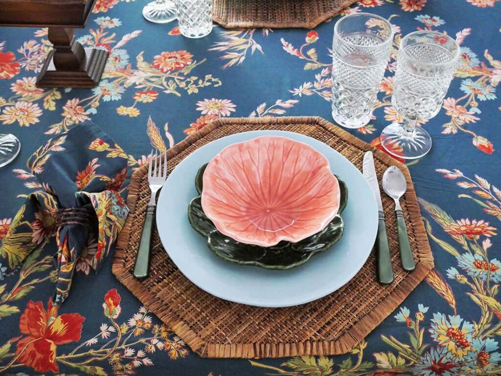 how to create unique tablescapes with flatware and glasses
