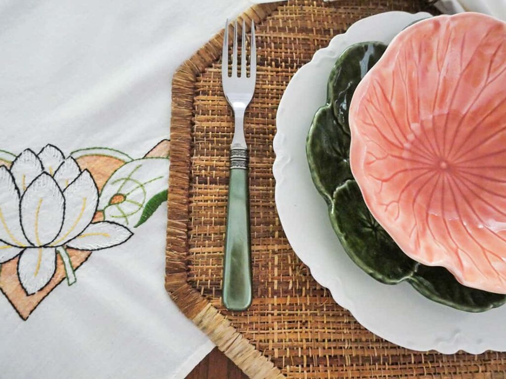 how to create unique tablescapes with green flatware on white tablecloth