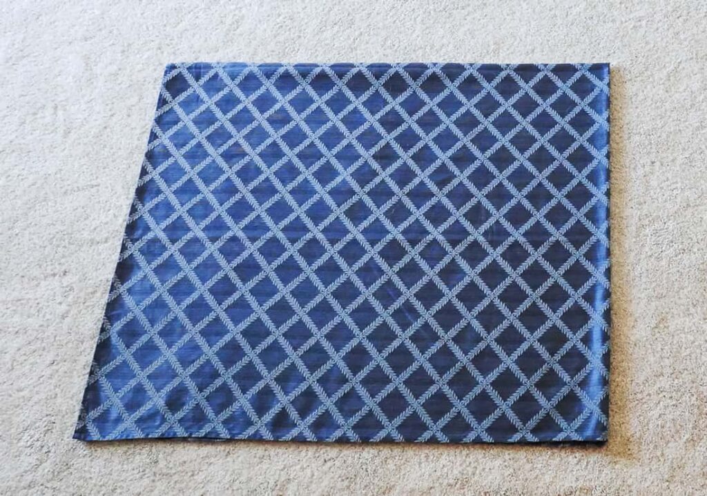 How to fold a rectangular tablecloth, folded again.